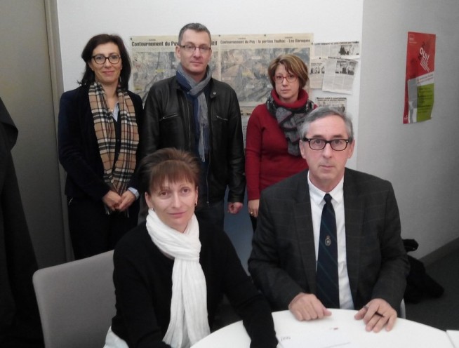 Madame Magalie Bonfils, directrice de l’agence Adecco et Monsieur Philippe Tréfelle chef d’établissement support du Greta du Velay signant la convention dans les locaux de l’agence du Puy en Velay